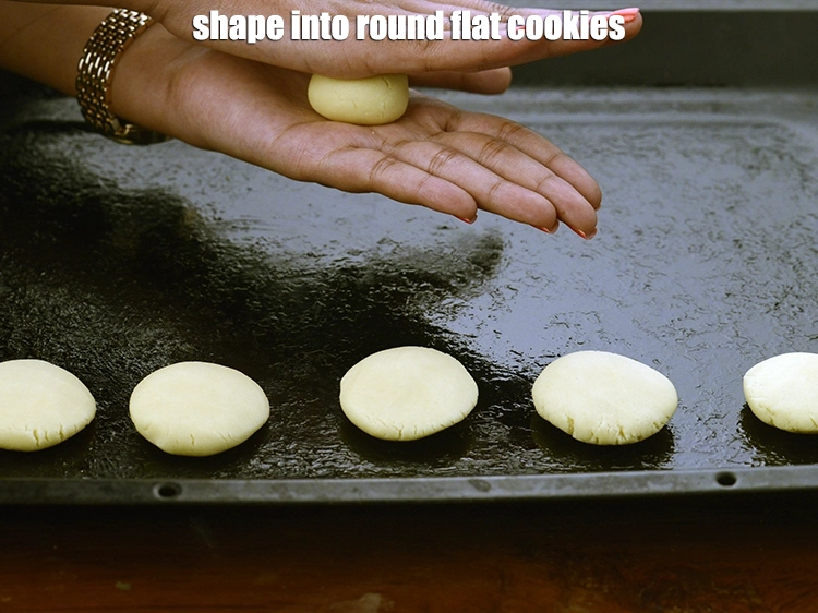 Step 17 – <p><span style="background-color:rgb(255,255,255);color:rgb(0,0,0);">Divide the dough into 20 equal portions and <strong>shape into round flat cookies</strong>.</span></p>