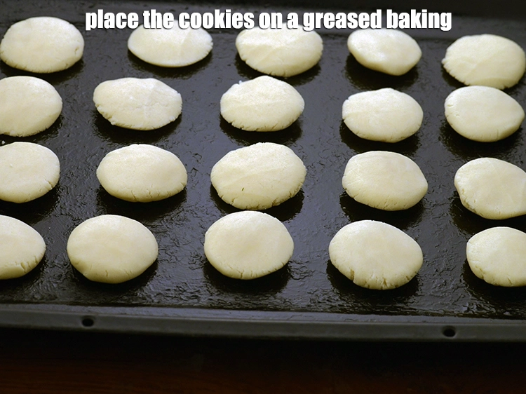 Step 18 – <p><span style="background-color:rgb(255,255,255);color:rgb(0,0,0);">Place the <strong>cookies</strong> on a greased baking tray.</span></p>