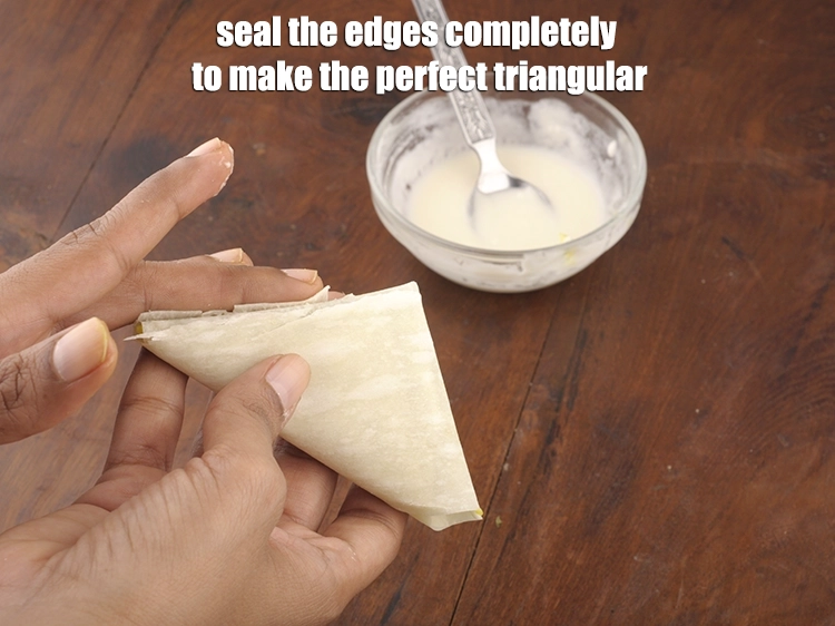 Step 14 – <p>Seal the edges completely to make the <strong>perfect triangular</strong>.</p>