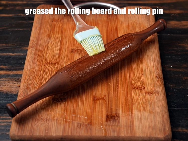 Step 14 – <p style="margin-left:0px;"><strong>Greased</strong> the rolling board and rolling pin.</p>