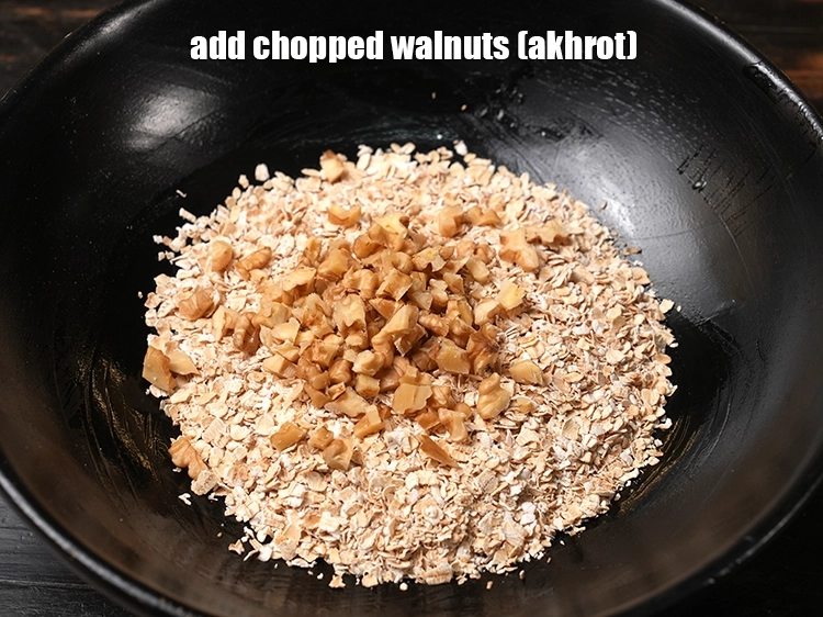Step 5 – <p>Add the <span style="background-color:rgb(255,255,255);color:rgb(0,0,0);">1/4 cup </span><a href="https://www.tarladalal.com/glossary-walnuts-akhrot-784i#ing_3224"><u>chopped walnuts (akhrot)</u></a><u>.</u></p>