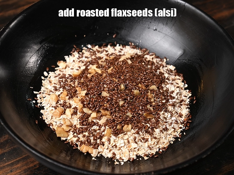 Step 6 – <p>Add the <span style="background-color:rgb(255,255,255);color:rgb(0,0,0);">2 tbsp </span><a href="https://www.tarladalal.com/glossary-flax-seeds-alsi-alsi-seeds-alsi-ke-beej-1598i#ing_3352"><u>roasted flaxseeds (alsi)</u></a><u>.</u></p>