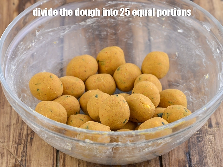 Step 2 – <p><span style="background-color:rgb(255,255,255);color:rgb(0,0,0);">Divide the <strong>dough</strong> into 25 equal portions.</span></p>