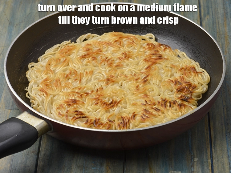 Step 3 – <p><span style="background-color:rgb(255,255,255);color:rgb(0,0,0);">Turn over and cook on a medium flame till they turn brown and crisp.</span></p>