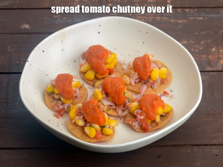Step 27 – <p><span style="background-color:rgb(255,255,255);color:rgb(0,0,0);">Spread 1½ tsp of <strong>tomato chutney</strong> over it.</span></p>
