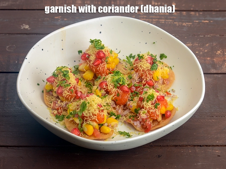 Step 30 – <p><span style="background-color:rgb(255,255,255);color:rgb(0,0,0);">Garnish&nbsp;with finely&nbsp;</span><a href="https://www.tarladalal.com/glossary-chopped-coriander-783i"><u>chopped coriander (dhania)</u></a><span style="background-color:rgb(255,255,255);color:rgb(0,0,0);">.</span></p>