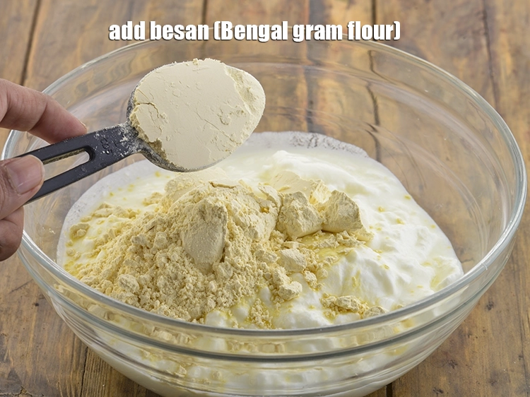 Step 6 – <p><span style="background-color:rgb(255,255,255);color:rgb(0,0,0);">Add the 4 tsp </span><a href="https://www.tarladalal.com/glossary-besan-chana-dal-flour-bengal-gram-flour-952i"><u>besan (Bengal gram flour)</u></a><u>.</u></p>