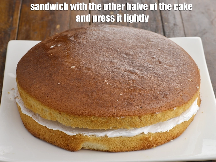Step 11 – <p><span style="background-color:rgb(255,255,255);color:rgb(0,0,0);"><strong>Sandwich</strong> with the other halve of the <strong>cake</strong> and <strong>press it lightly</strong></span></p>