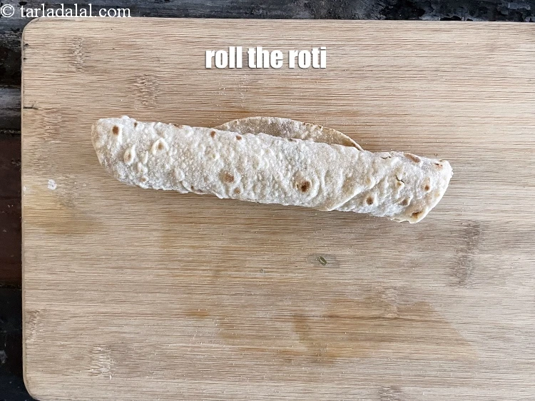 Step 5 – <p>Roll the roti up.</p>