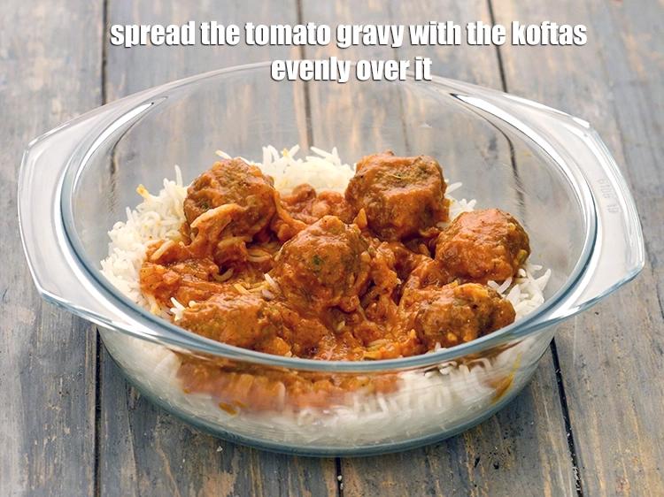 Step 14 – <p><span style="background-color:rgb(255,255,255);color:rgb(0,0,0);"><strong>Spread </strong>the <strong>tomato gravy</strong> with the koftas evenly over it.</span></p>