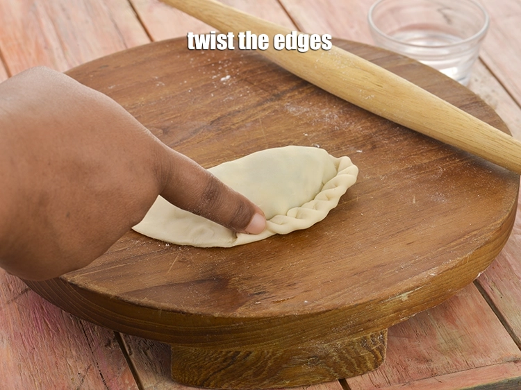 Step 8 – <p><span style="background-color:rgb(255,255,255);color:rgb(0,0,0);">Twist the edges.</span></p>