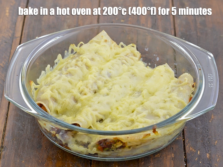 Step 16 – <p><span style="background-color:rgb(255,255,255);color:rgb(0,0,0);"><strong>Bake</strong> in a hot oven at 200°c (400°f) for 5 minutes.</span></p>