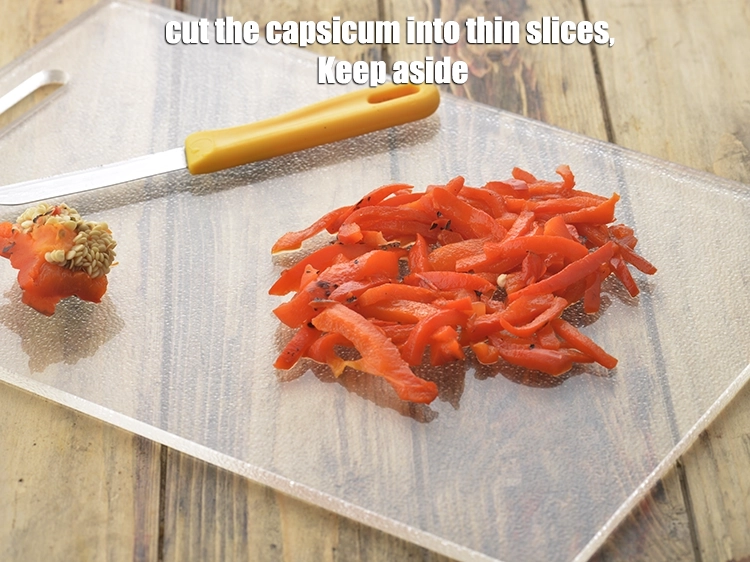 Step 7 – <p><span style="background-color:rgb(255,255,255);color:rgb(0,0,0);">Cut the <strong>capsicum</strong> into thin slices. Keep aside.</span></p>