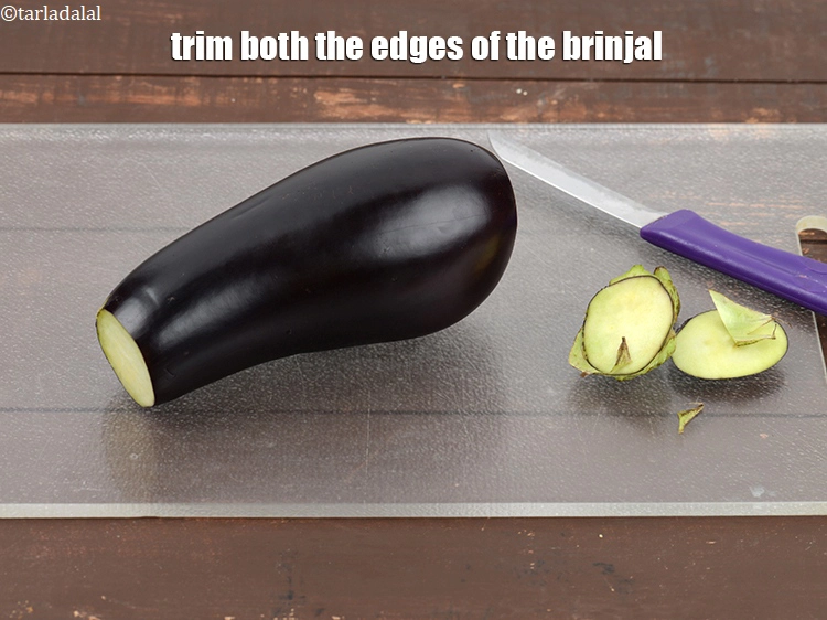 Step 2 – <p><span style="background-color:rgb(255,255,255);color:rgb(0,0,0);">Trim both the edges of the <strong>brinjal</strong>.</span></p>
