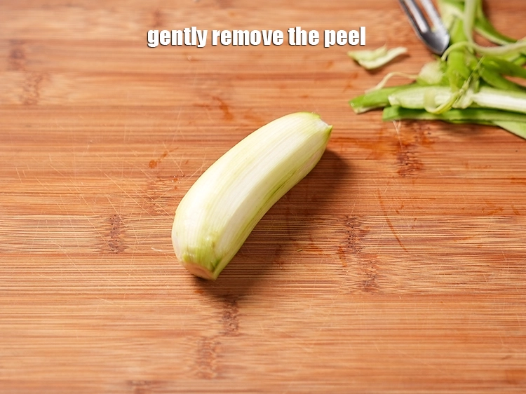 Step 4 – <p><span style="background-color:rgb(255,255,255);color:rgb(0,0,0);">Gently remove the peel using your fingers. Keep aside.</span></p>