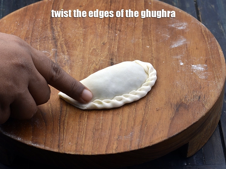 Step 16 – <p><span style="background-color:rgb(255,255,255);color:rgb(0,0,0);">Twist the edges of the <strong>ghughra</strong>.</span></p>