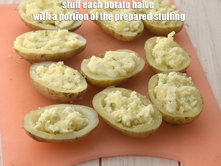 Step 8 – <p><span style="color:rgb(13,13,13);"><strong>Stuff</strong> each potato halve with a portion of the prepared stuffing.</span></p>