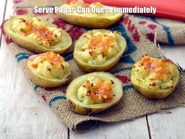 Step 11 – <p><span style="color:rgb(13,13,13);">Serve <strong>Papas Con Queso</strong> immediately.</span></p>