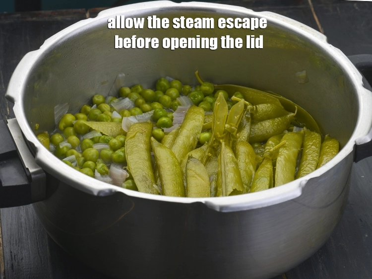 Step 3 – <p><span style="background-color:rgb(255,255,255);color:rgb(0,0,0);">Allow the steam escape before opening the lid.</span></p>
