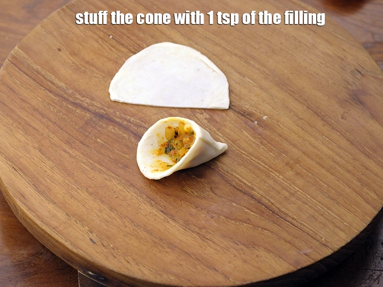 Step 16 – <p><span style="background-color:rgb(255,255,255);color:rgb(0,0,0);"><strong>Stuff</strong> the cone with 1 tsp of the filling.</span></p>