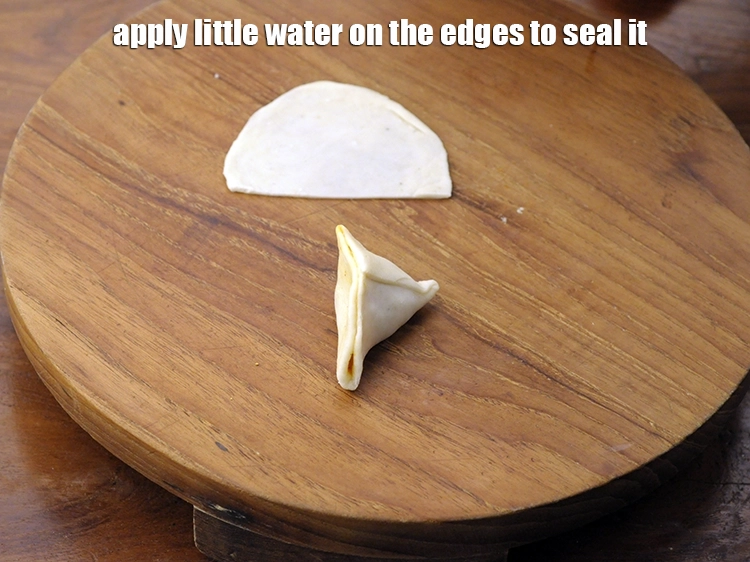 Step 17 – <p><span style="background-color:rgb(255,255,255);color:rgb(0,0,0);">Apply little water on the edges to <strong>seal it</strong>.</span></p>