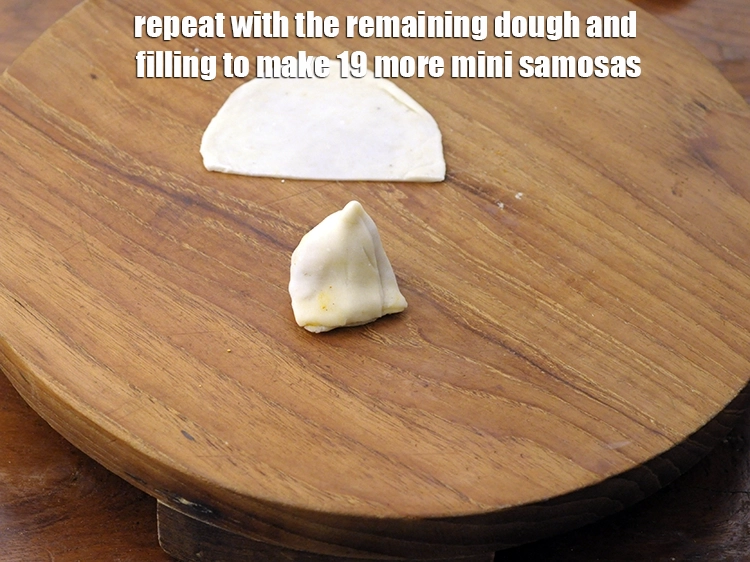 Step 18 – <p><span style="background-color:rgb(255,255,255);color:rgb(0,0,0);">Repeat with the remaining dough and filling to make 19 more <strong>mini samosas</strong>.</span></p>