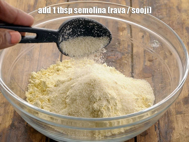 Step 2 – <p>Add the <span style="background-color:rgb(255,255,255);color:rgb(0,0,0);">1 tbsp </span><a href="https://www.tarladalal.com/glossary-semolina-sooji-rava-rawa-603i"><u>semolina (rava / sooji)</u></a><u>.</u></p>