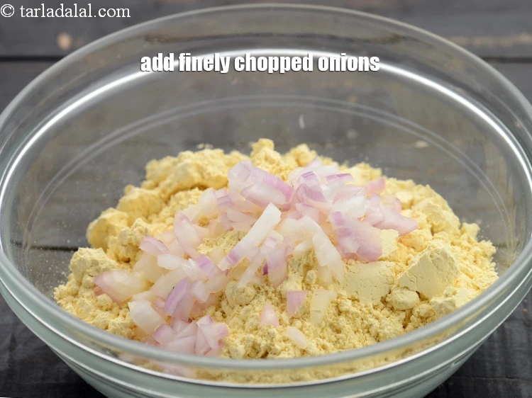 Step 3 – <p>Add the <span style="background-color:rgb(255,255,255);color:rgb(0,0,0);">1/4 cup finely </span><a href="https://www.tarladalal.com/glossary-onions-pyaz-pyaaz-kanda-548i#ing_2327"><u>chopped onion</u></a><u>.</u></p>