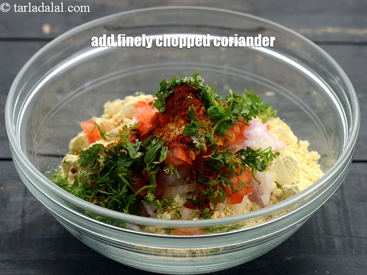 Step 7 – <p>Add the <span style="background-color:rgb(255,255,255);color:rgb(0,0,0);">2 tbsp finely </span><a href="https://www.tarladalal.com/glossary-coriander-dhania-kothmir-369i#ing_2365"><u>chopped coriander (dhania)</u></a><u>.</u></p>