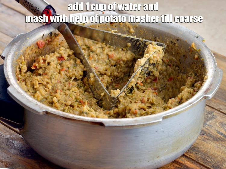 Step 6 – <p><span style="background-color:rgb(255,255,255);color:rgb(0,0,0);">Add 1 cup of <strong>water</strong> and <strong>mash</strong> with help of potato masher till coarse.</span></p>
