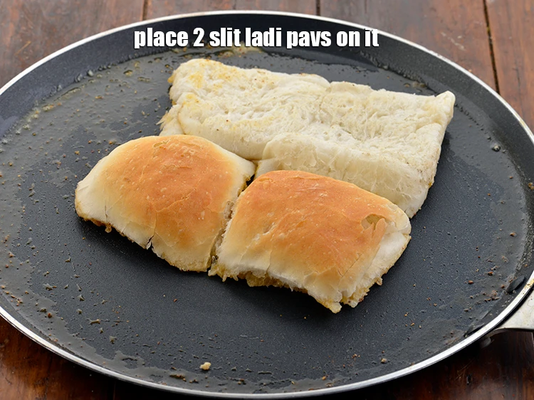 Step 13 – <p><span style="background-color:rgb(255,255,255);color:rgb(0,0,0);">Place 2 slit <strong>ladi pavs</strong> on it.</span></p>