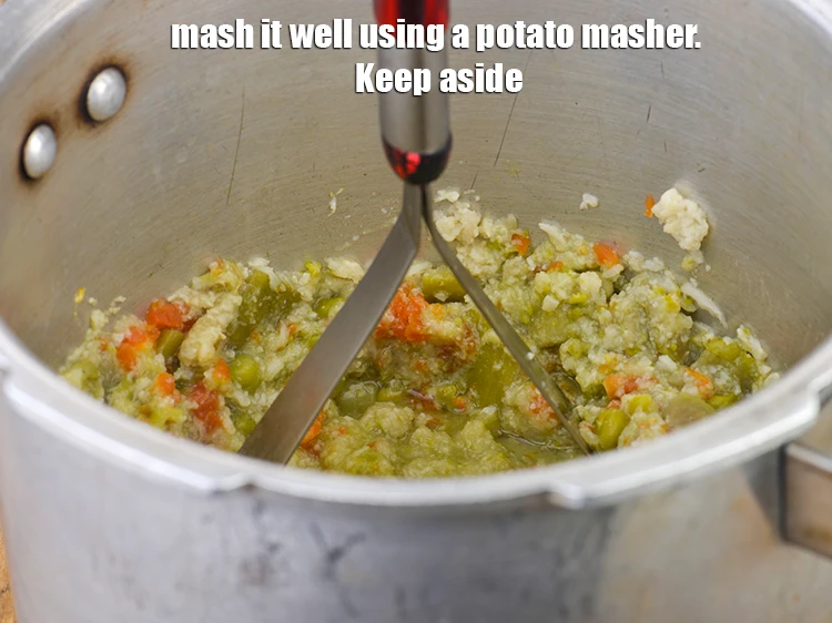 Step 2 – <p><span style="background-color:rgb(255,255,255);color:rgb(0,0,0);"><strong>Mash it well</strong> using a potato masher. Keep aside.</span></p>