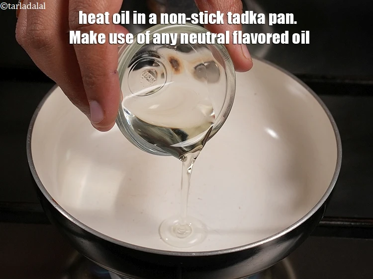 Step 17 – <p><span style="background-color:rgb(255,255,255);color:rgb(0,0,0);">Heat the remaining 1 tbsp of </span><a href="https://www.tarladalal.com/glossary-oil-671i"><u>oil</u></a><span style="background-color:rgb(255,255,255);color:rgb(0,0,0);"> in a small non-stick pan.</span></p>