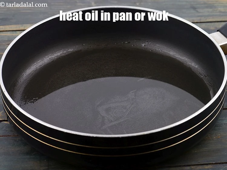 Step 6 – <p>Heat 3 tbsp oil&nbsp;in a wok.</p>