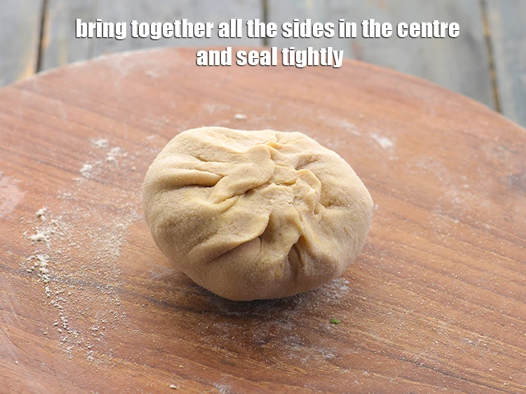 Step 17 – <p><span style="background-color:rgb(255,255,255);color:rgb(0,0,0);">Bring together all the sides in the centre and <strong>seal tightly</strong>.</span></p>