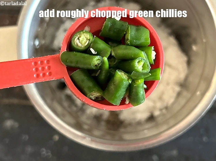 Step 3 – <p><span style="background-color:rgb(255,255,255);color:rgb(0,0,0);">Add 1 tbsp roughly </span><a href="https://www.tarladalal.com/glossary-green-chillies-hari-mirch-331i#ing_2388"><u>chopped green chillies</u></a><u>.</u></p>