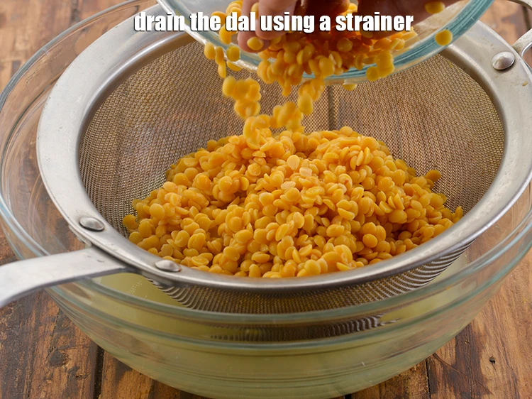Step 5 – <p><span style="background-color:rgb(255,255,255);color:rgb(0,0,0);">Drain the dal using a strainer.</span></p>
