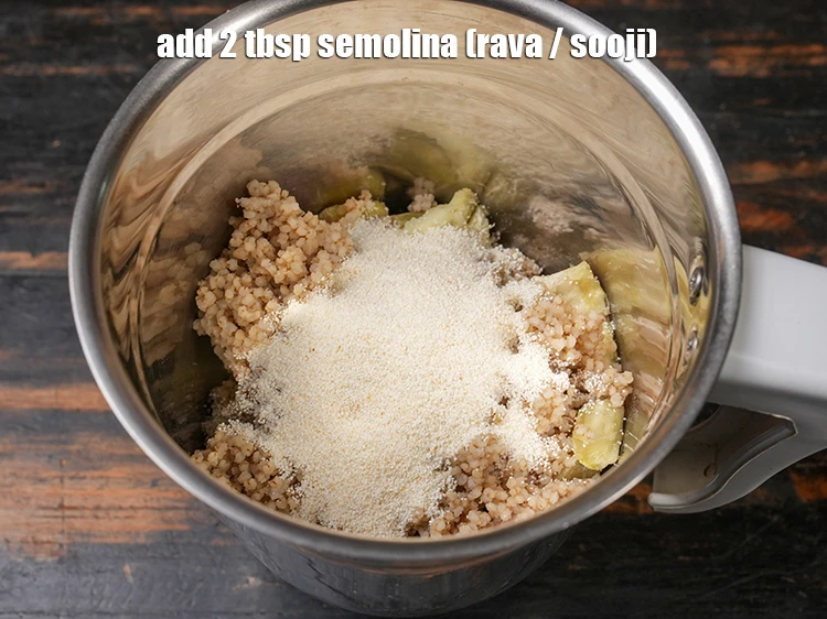 Step 4 – <p>Add <span style="background-color:rgb(255,255,255);color:rgb(0,0,0);">2 tbsp </span><a href="https://www.tarladalal.com/glossary-semolina-sooji-rava-rawa-603i"><u>semolina (rava / sooji)</u></a><u>.</u></p>