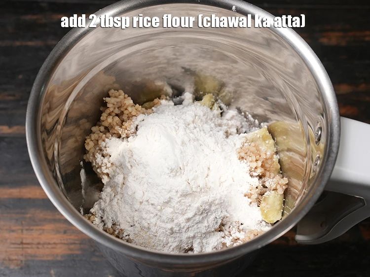 Step 5 – <p>Add <span style="background-color:rgb(255,255,255);color:rgb(0,0,0);">2 tbsp </span><a href="https://www.tarladalal.com/glossary-rice-flour-chawal-ka-atta-534i"><u>rice flour (chawal ka atta)</u></a><u>.</u></p>