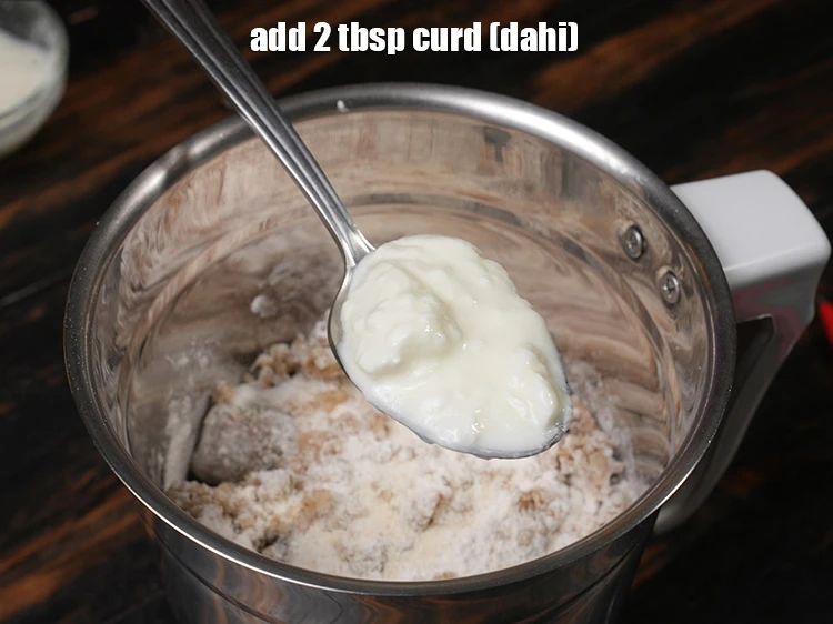 Step 6 – <p>Add <span style="background-color:rgb(255,255,255);color:rgb(0,0,0);">2 tbsp </span><a href="https://www.tarladalal.com/glossary-curd-dahi-yogurt-yoghurt-383i"><u>curd (dahi)</u></a><u>.</u></p>