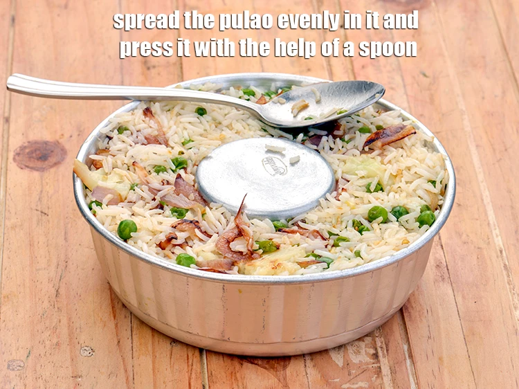 Step 9 – <p><span style="background-color:rgb(255,255,255);color:rgb(0,0,0);">Spread the <strong>pulao</strong> evenly in it and press it with the help of a …