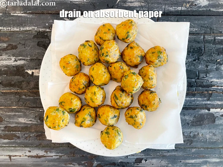 Step 19 – <p>Drain the 20 rice balls on an absorbent paper.</p>