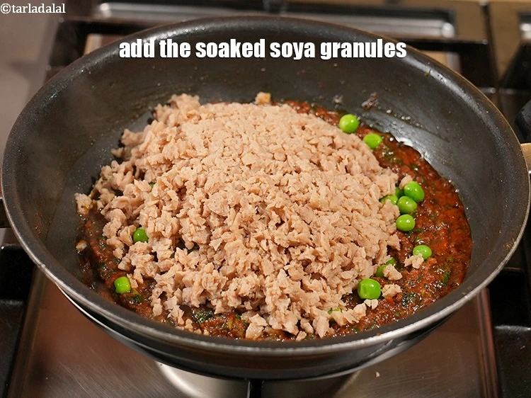 Step 34 – <p>Add the soaked soya granules.</p>