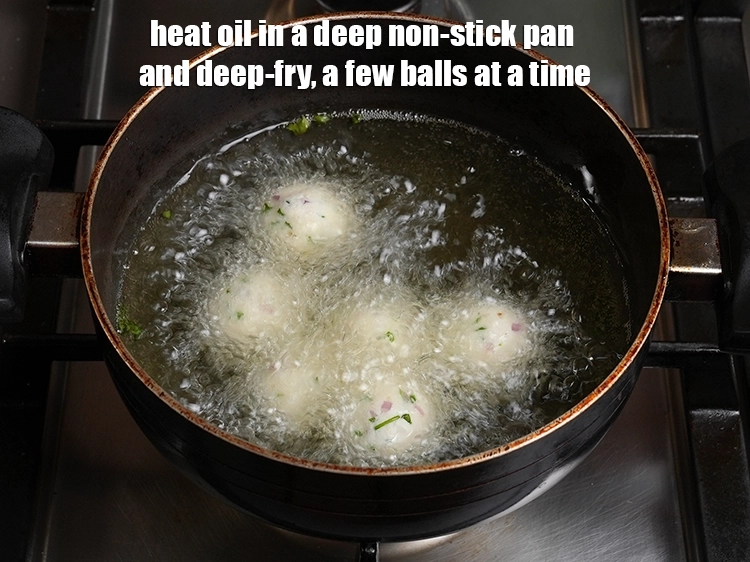 Step 3 – <p><span style="background-color:rgb(255,255,255);color:rgb(0,0,0);">Heat the oil in a kadhai and add a few <strong>koftas</strong> at a time.</span></p>