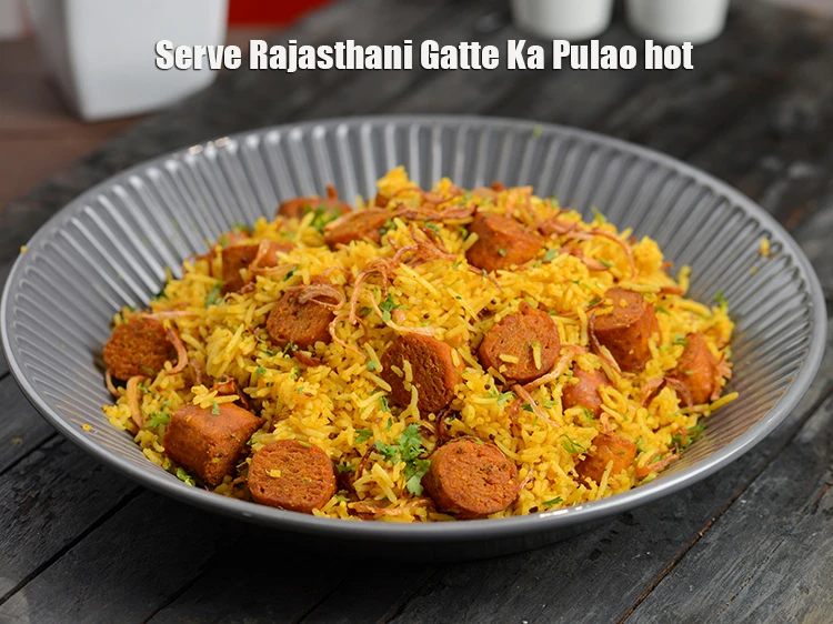 Step 48 – <p><span style="background-color:rgb(255,255,255);color:rgb(0,0,0);">Serve <strong>Gatte ka Pulao, Rajasthani Gatte Ka Pulao</strong> hot.</span></p>