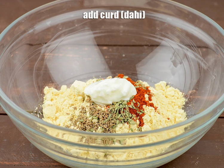 Step 7 – <p>Add <span style="background-color:rgb(255,255,255);color:rgb(0,0,0);">1 1/2 tbsp </span><a href="https://www.tarladalal.com/glossary-curd-dahi-yogurt-yoghurt-383i"><u>curd (dahi)</u></a><u>.</u></p>