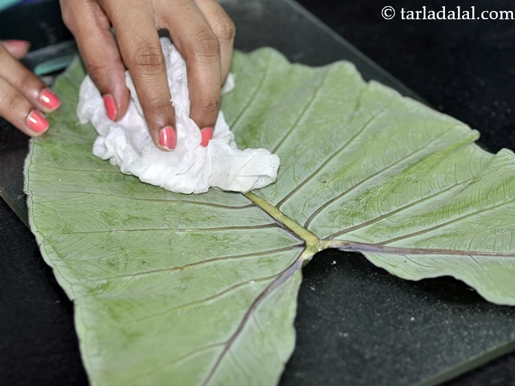 Step 15 – <p>Repeat steps 1 to 4 to destem &amp; clean 11 more colocassia leaves.</p>