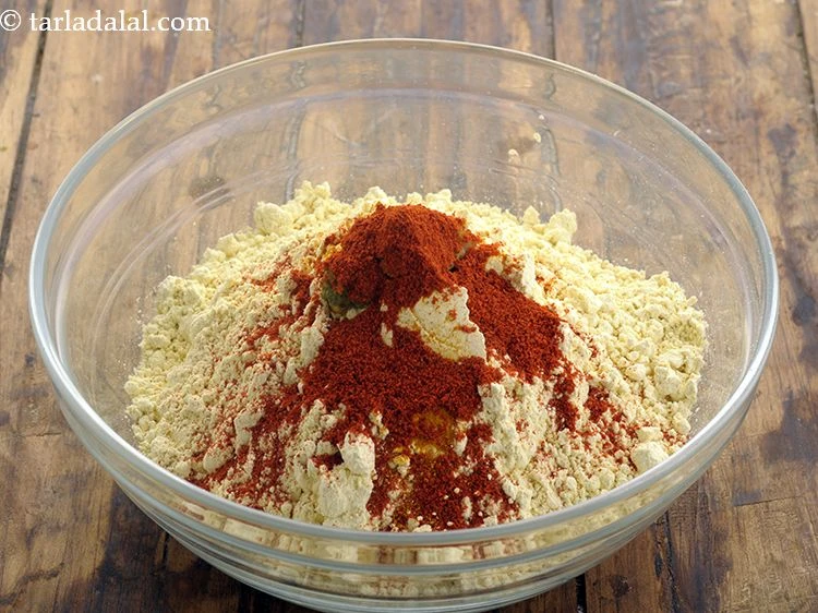 Step 4 – <p>Add <span style="background-color:rgb(255,255,255);color:rgb(0,0,0);">1 tsp </span><a href="https://www.tarladalal.com/glossary-chilli-powder-red-chilli-powder-339i"><u>chilli powder</u></a><u>.</u></p>