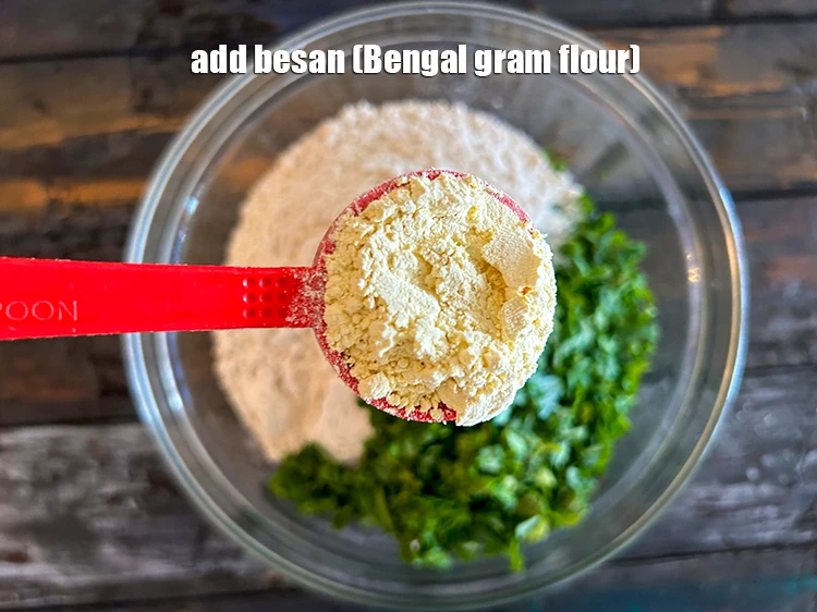 Step 6 – <p>Add <span style="background-color:rgb(255,255,255);color:rgb(0,0,0);">1 1/2 tbsp </span><a href="https://www.tarladalal.com/glossary-besan-chana-dal-flour-bengal-gram-flour-952i"><u>besan (Bengal gram flour)</u></a><u>.</u></p>