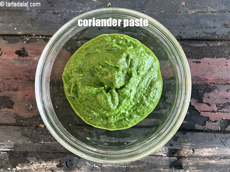 Step 7 – <p><span style="background-color:rgb(255,255,255);color:rgb(0,0,0);">Keep aside <strong>corainder paste</strong> for <strong>Green Pulao</strong>.&nbsp;</span></p>